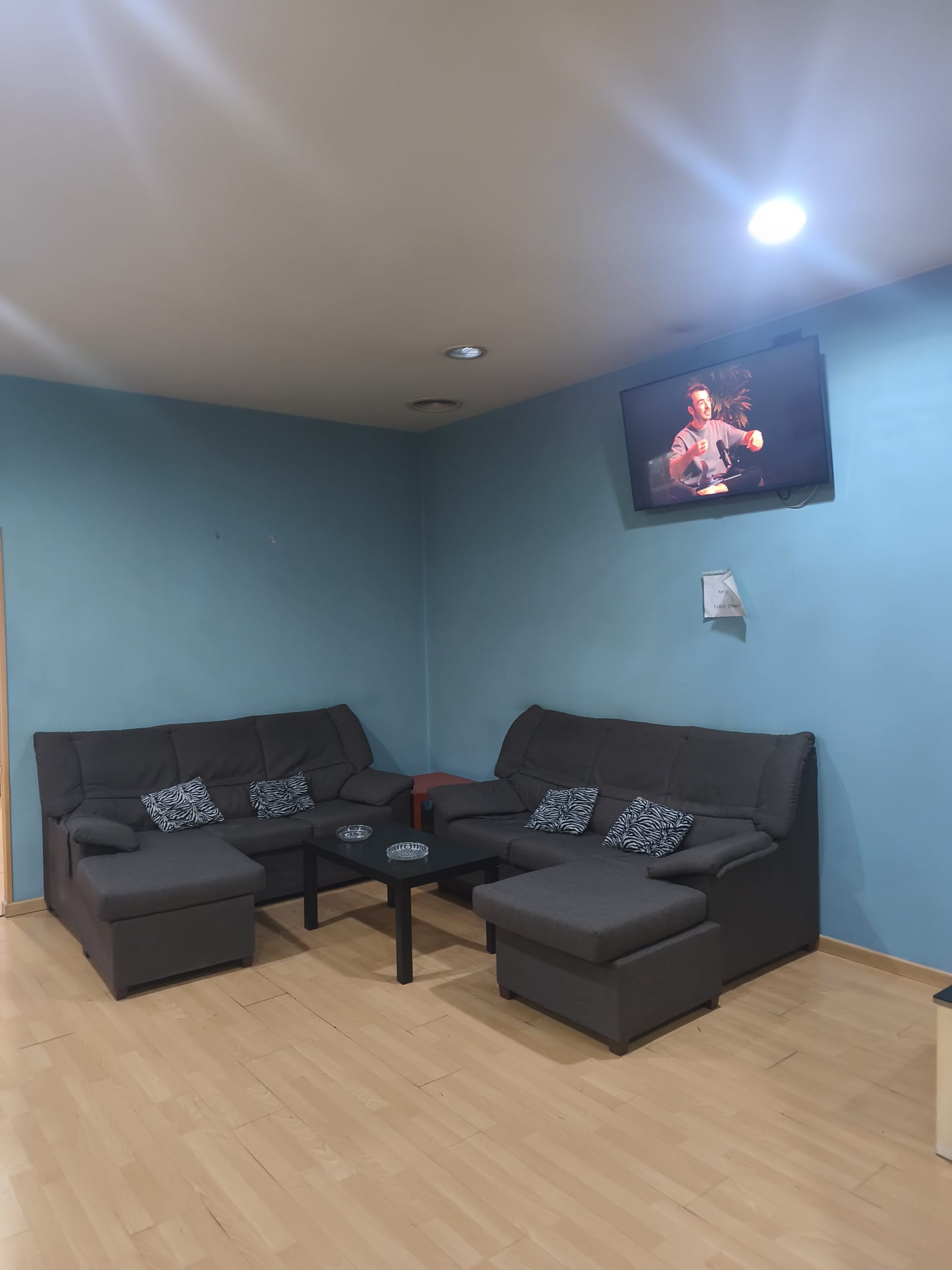 Sala de estar con sofás de piel y mesas bajas