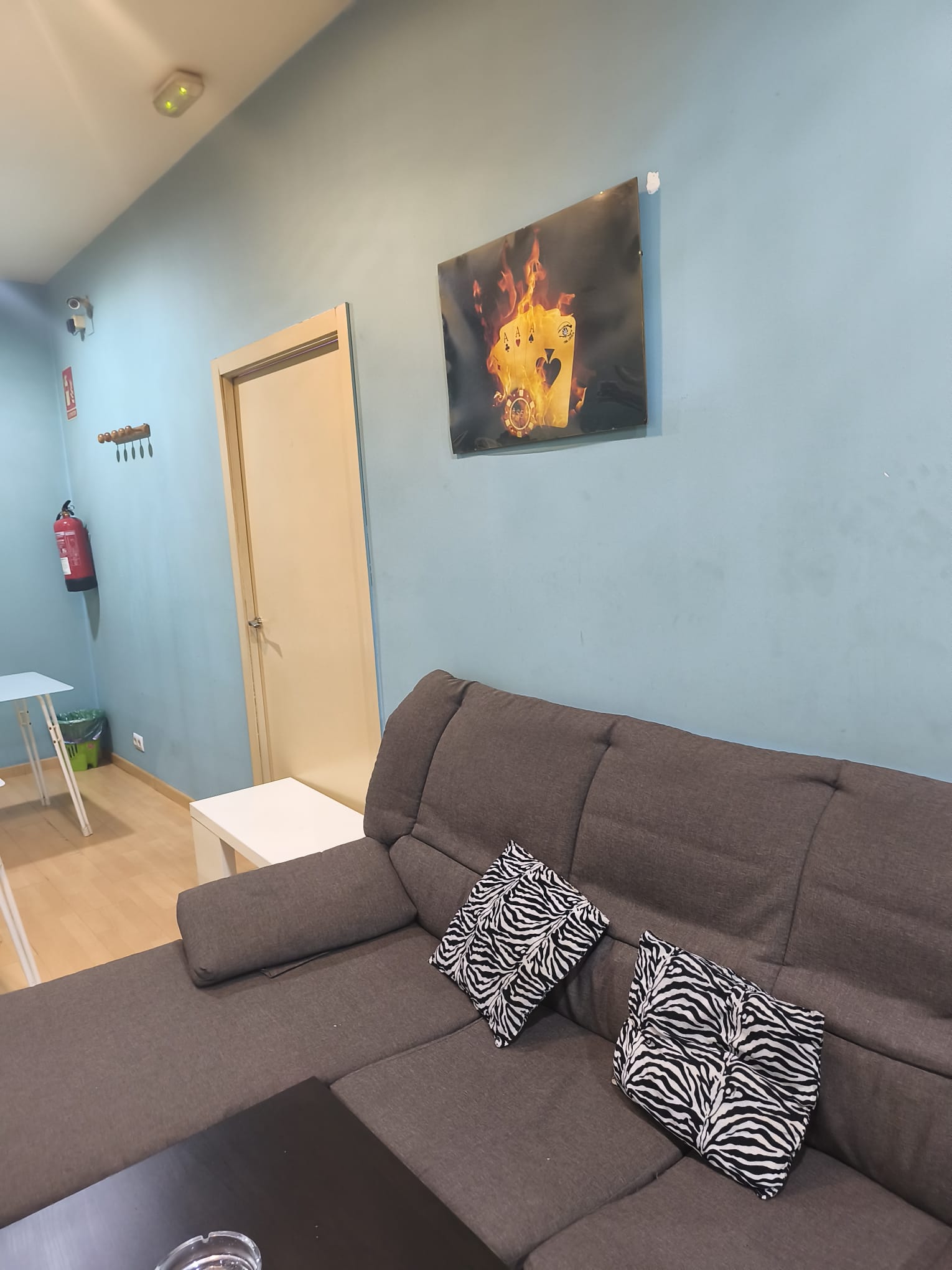 Zona de descanso con sofás y televisión