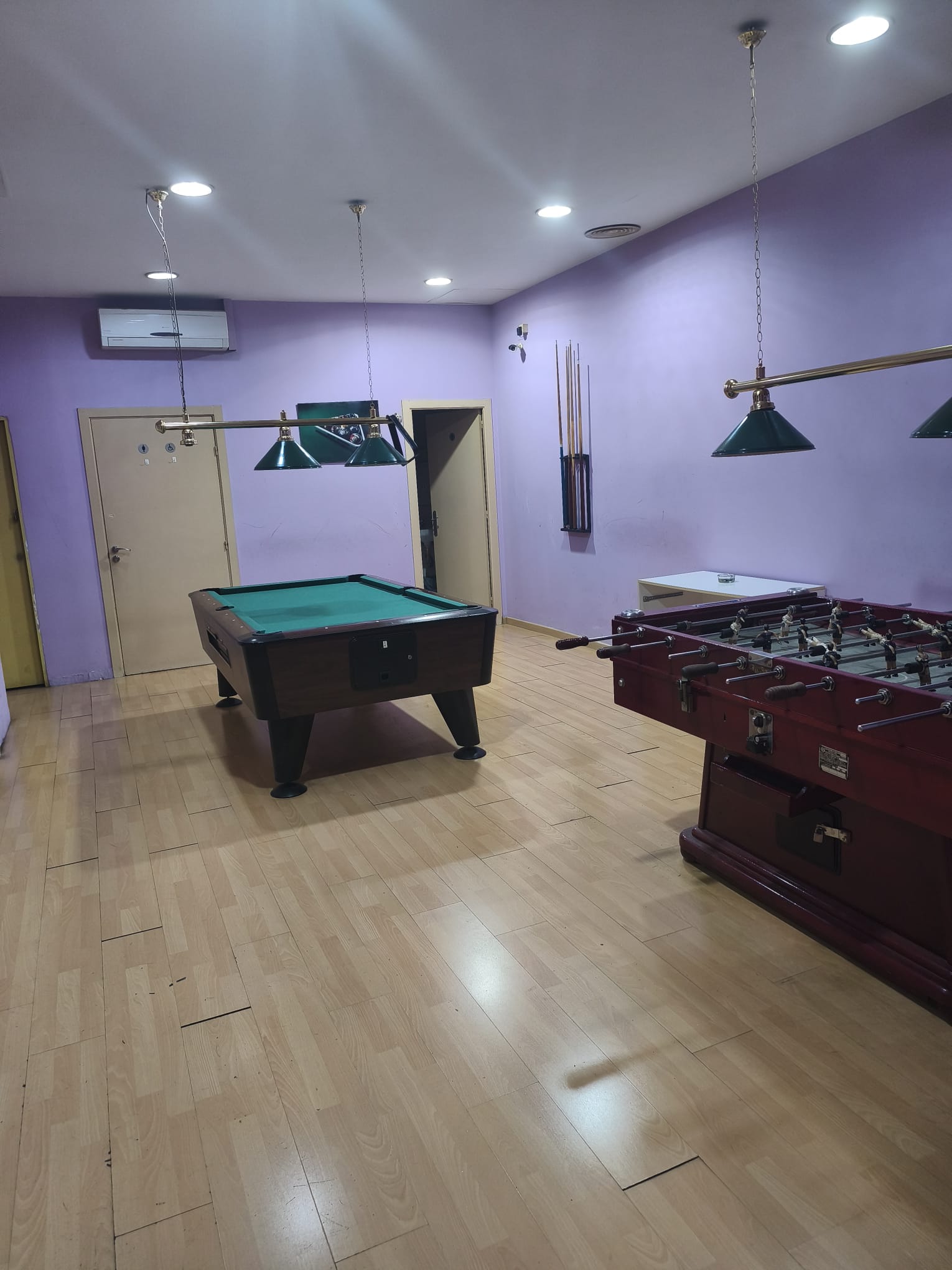 Sala de juegos con mesa de billar