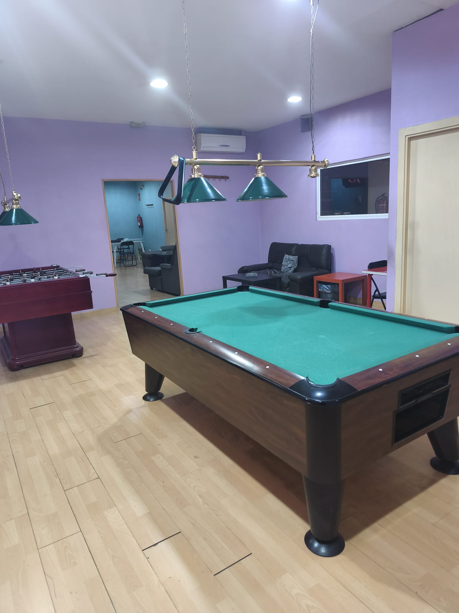 Sala de juegos con mesa de billar